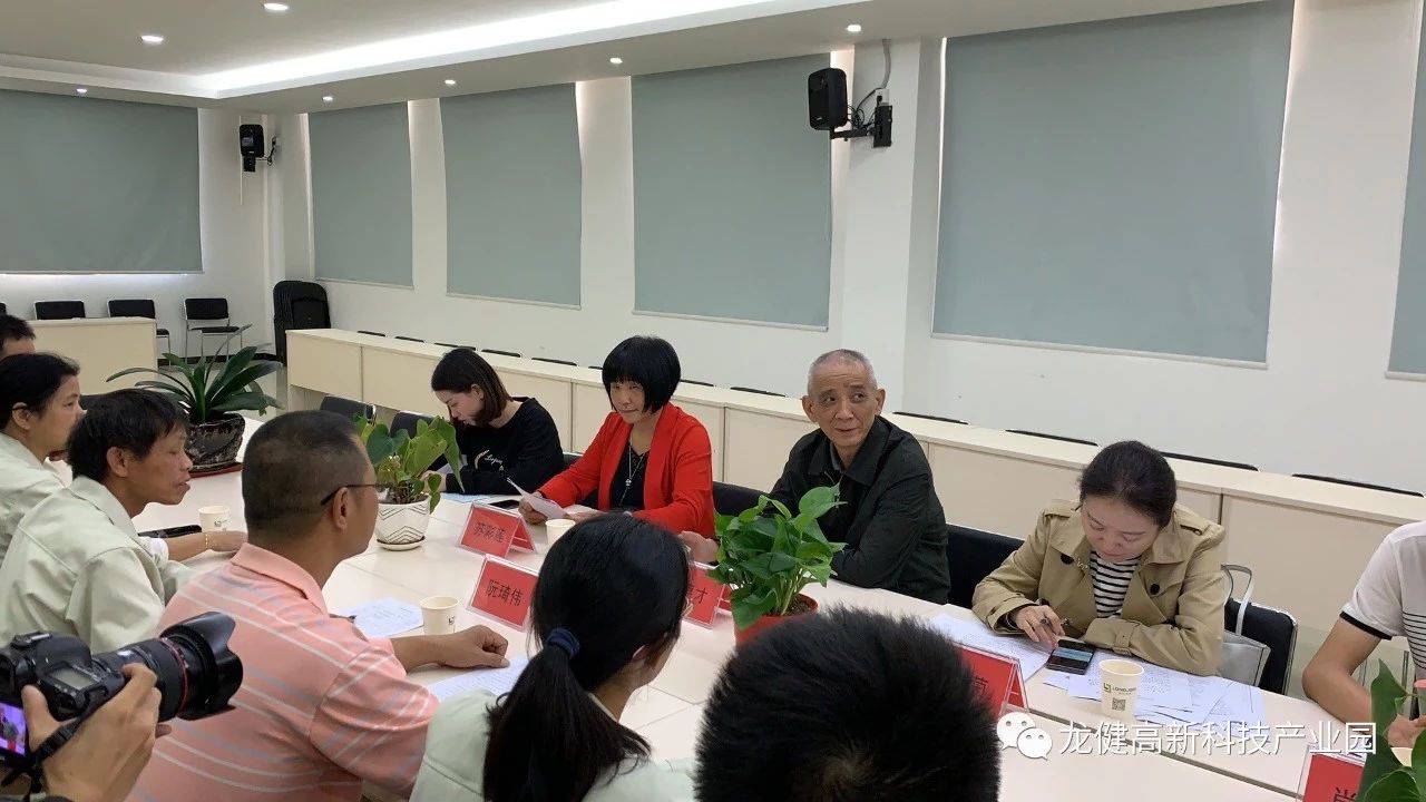 湛廉兩級總工會(huì)對省五一勞動(dòng)獎(jiǎng)候選人、龍健樂器技術(shù)總監(jiān)梁勇進(jìn)行考察