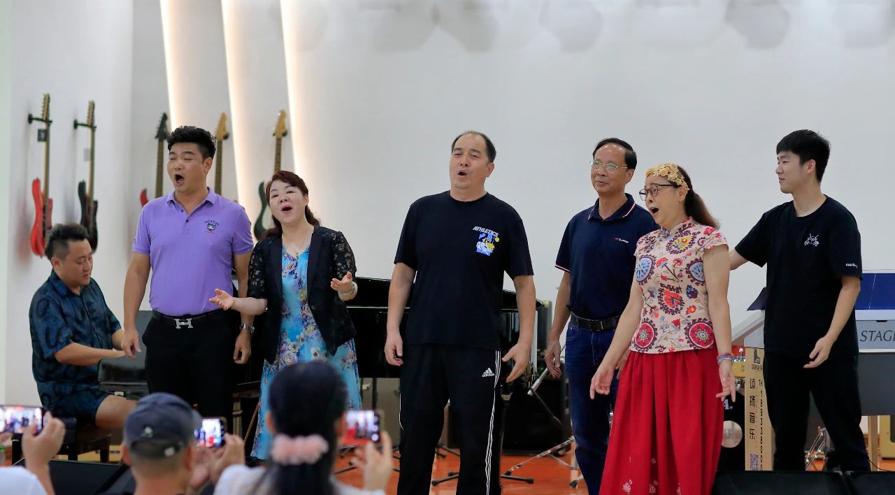 中國著名男中音歌唱家文剛博士蒞臨龍健產業(yè)園開展音樂文化交流主題活動